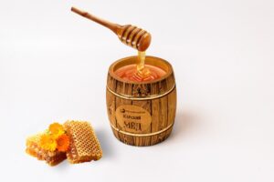 Эксклюзивный Царский мёд с сотами и пергой в деревянном бочонке